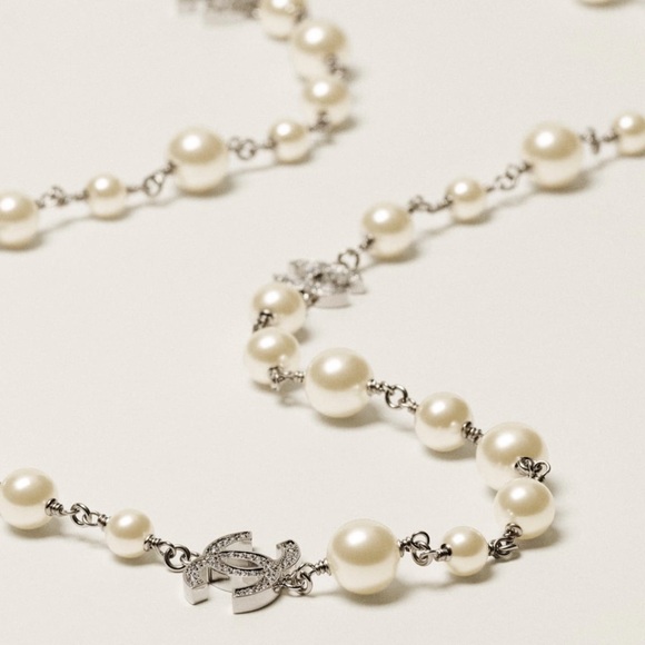 COPY - Chanel Pearl CC Necklace with Silver Hardware - Picture 2 of 6